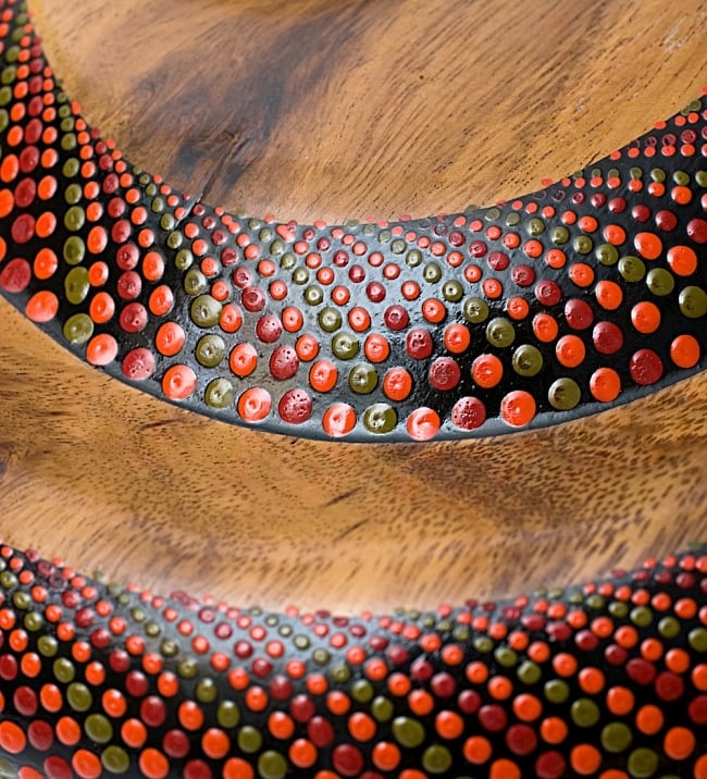 スパイラル・ディジュリドゥ【木目 ドット 赤緑系】の商品写真 3枚目 デザイン部分の拡大。全てドットで描かれています。