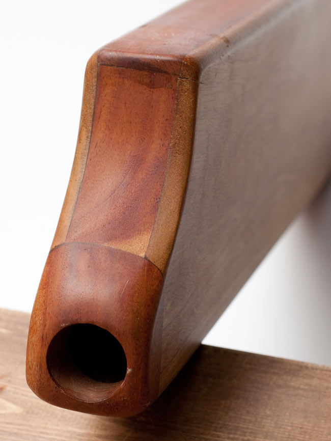 ボックス・ディジュリドゥ【木目・茶・艶なし】 2 - 吹き口部分の拡大。なめらかな形状になっています