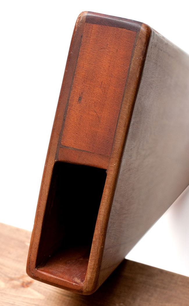 ボックス・ディジュリドゥ【木目・茶・艶なし】 3 - 終端部分の拡大。