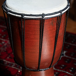 〔高さ：約40cm〕素朴な木の風合いが魅力 プレーン　ジャンベ｜バリ島の手作り民族楽器・コンパクトサイズの木製パーカッション - サブ4