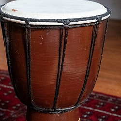 〔高さ：約30cm〕木彫りされた立体感ある模様が魅力的なジャンベ｜バリ島の手彫り民族楽器・コンパクトサイズの木製パーカッション - サブ4