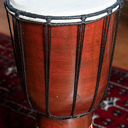 〔高さ：約40cm〕木彫りされた立体感ある模様が魅力的なジャンベ｜バリ島の手彫り民族楽器・コンパクトサイズの木製パーカッション - サブ4