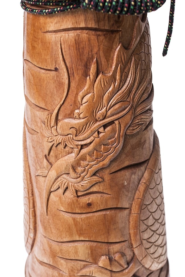 ドラゴン彫刻ジャンベ (高さ 80cm 直径 37cm) 2 - 精悍な顔つきの龍です。
