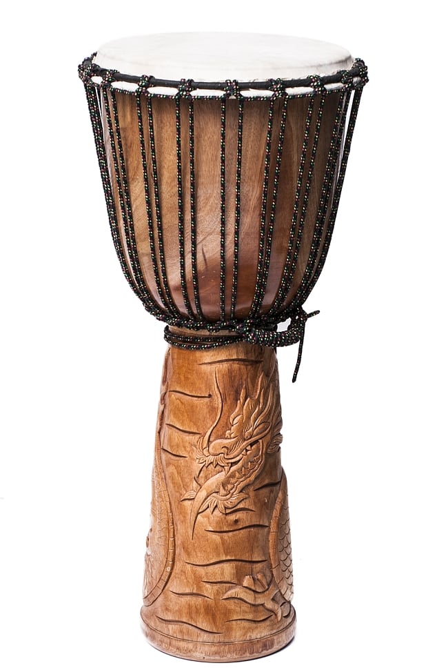 ドラゴン彫刻ジャンベ (高さ 80cm 直径 37cm)の写真1枚目です。ドラゴンの彫り物が施されたジャンベです。ジャンベ,西アフリカ　打楽器,バリ 打楽器,民族楽器