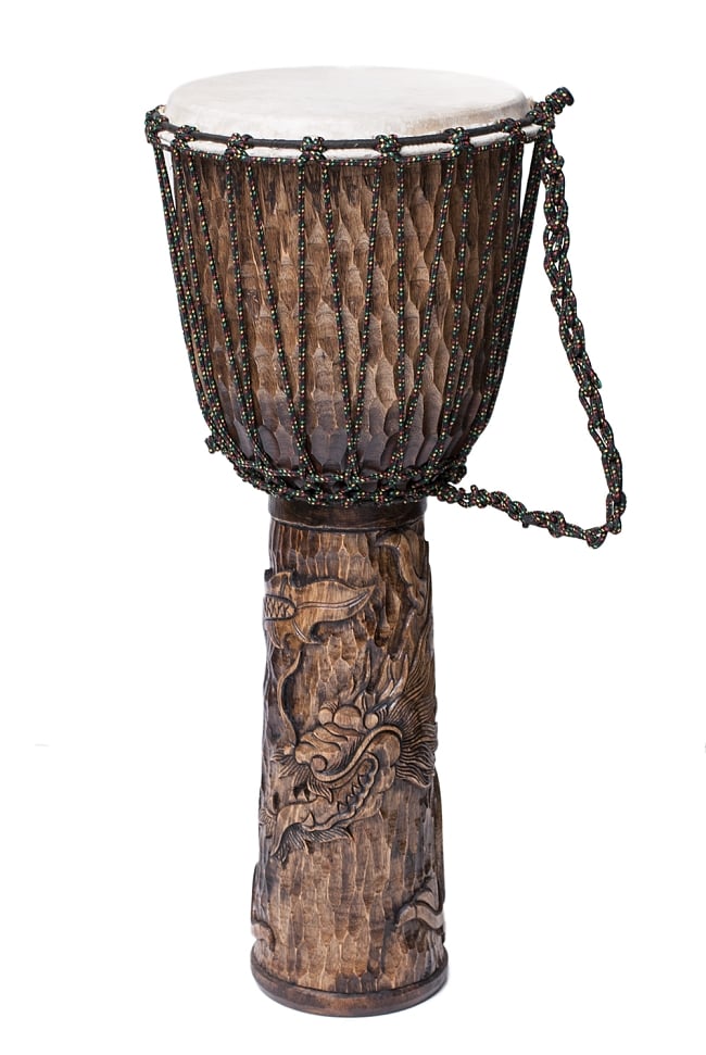 ドラゴン彫刻ジャンベ (高さ 80cm 直径 31cm)の写真1枚目です。ドラゴンの彫り物が施されたジャンベです。ジャンベ,西アフリカ　打楽器,バリ 打楽器,民族楽器
