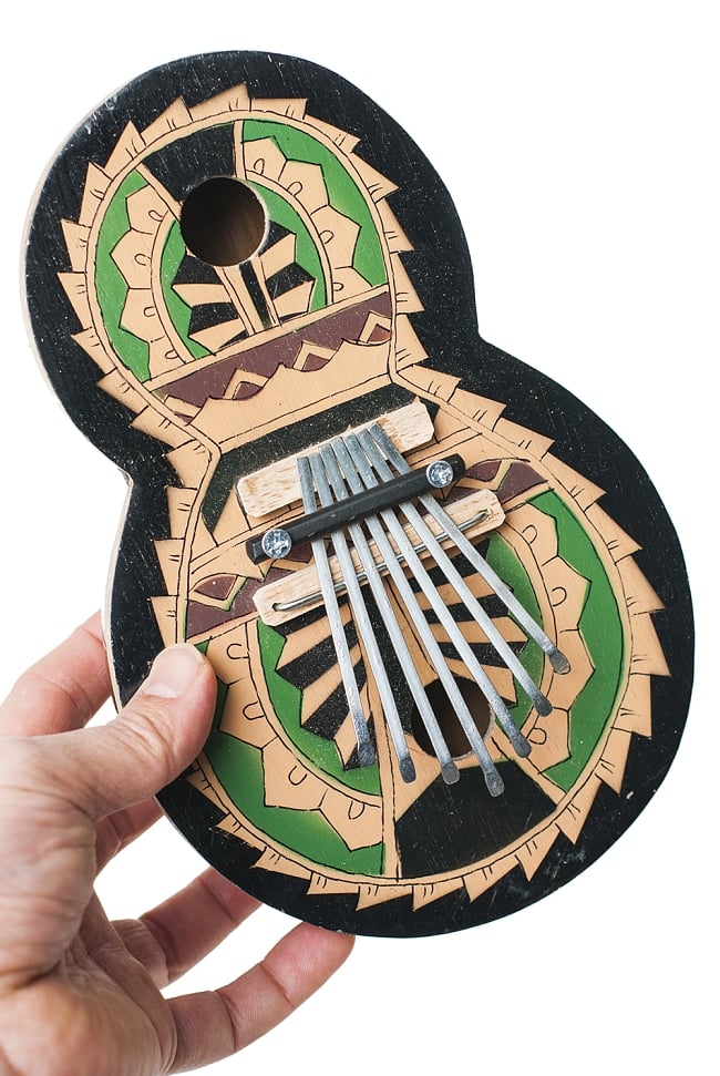 7弦ココナッツカリンバ 【カラフル・ギター型】 6 - 手に取るとこれくらいの大きさです
