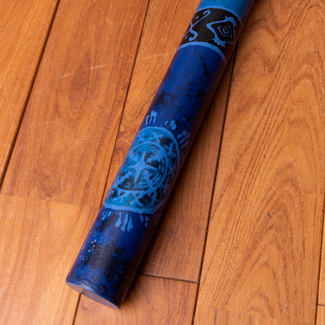 レインスティック 雨音がする民族楽器(100cm、PVC【ブルー・伝統模様】) 3 - 拡大写真です。