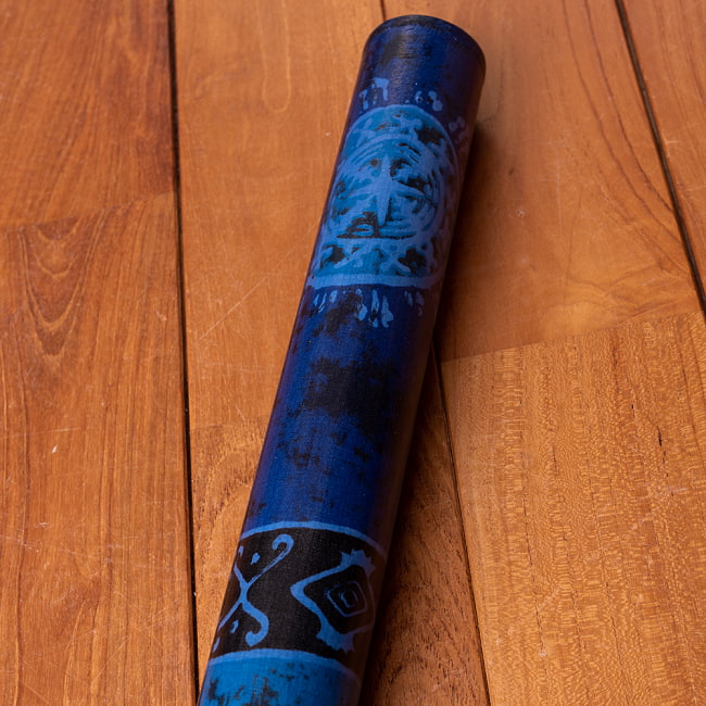レインスティック 雨音がする民族楽器(100cm、PVC【ブルー・伝統模様】) 4 - 拡大写真です。
