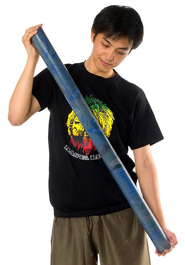 レインスティック 雨音がする民族楽器(100cm、PVC【ブルー・伝統模様】) 7 - 人と比較するとこのくらいのサイズです。