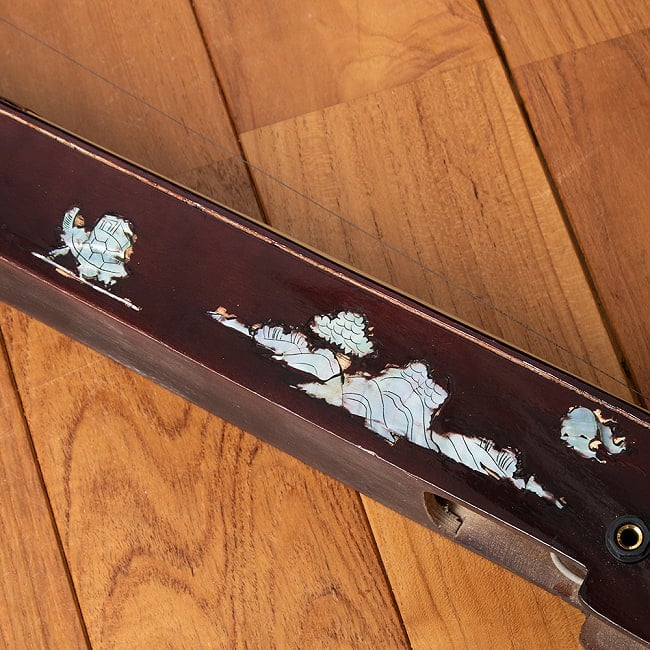 ベトナムの一弦琴 ダン・バウ 6 - 装飾の写真です。※手作り品なので、装飾や細かいデザインは、入荷ごとに異なります。