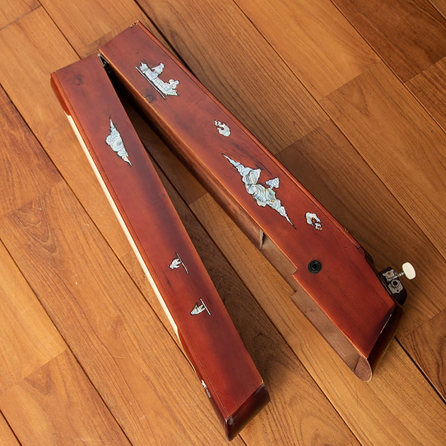 [アジア品質]ベトナムの一弦琴 ダン・バウ 通常品（大） 8 - 中央部分で二つに折りたたむことができるので、収納の便利です。(木目の色合いや細かな装飾が商品により多少異なる場合がございます。)