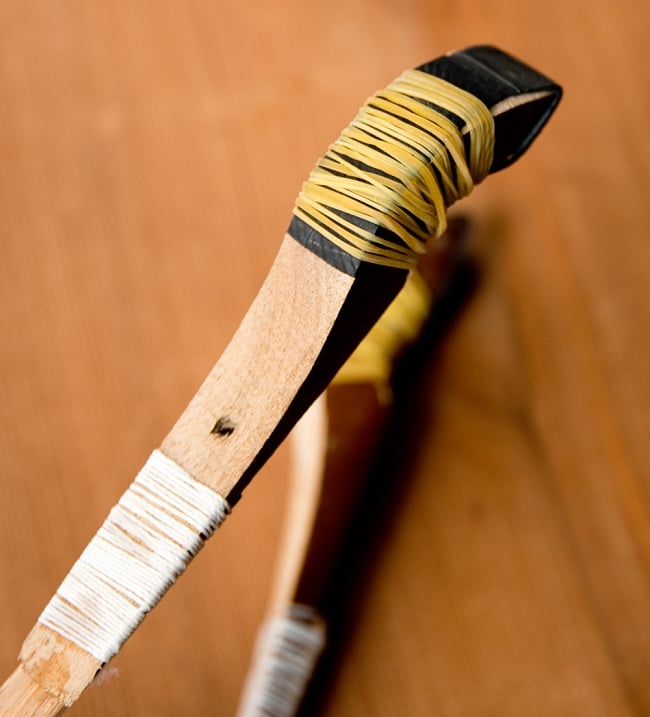 ベトナムの竹琴（トルン） 約100cm 12 - 輪ゴムが巻いてあります。音色の良さと、世界中どこでも交換品がある実用性から、輪ゴムが使われているようです。