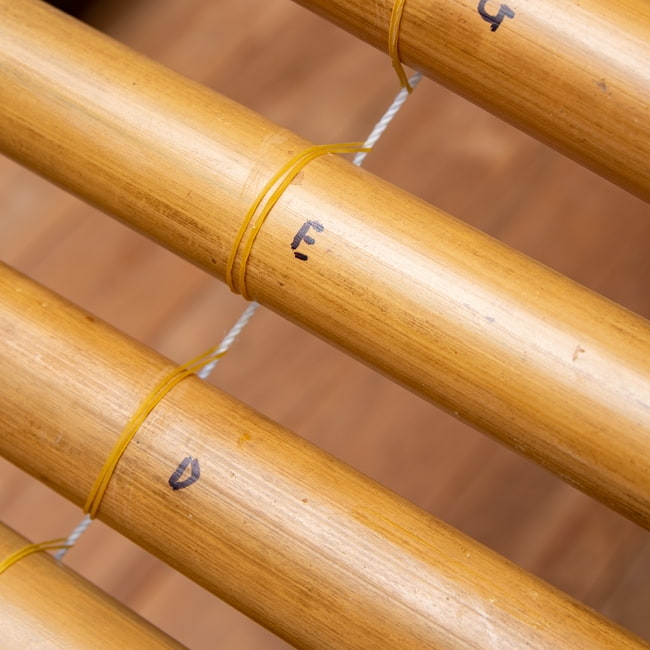 ベトナムの竹琴（トルン） 約125cm 17 - 入荷時期により、竹と糸を固定するゴムが髪留めゴムだったり輪ゴムだったりします。