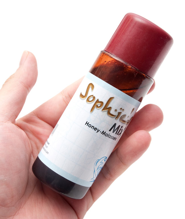 【Sophies】シーシャ・フレーバーリキッド - Black Currant Magic 2 - サイズを感じていただく為、手に持ってみたところです。(以下の写真は同ジャンル品の物となります。)