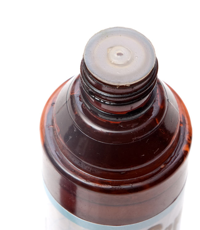 【Sophies】シーシャ・フレーバーリキッド - Black Currant Magic 4 - このように中ぶたが付いているので、中心を針などで穴を開けて下さい。