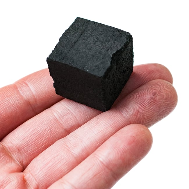 シーシャの炭 COCO LITE COAL - 18個入り 樹脂香にもオススメ 4 - 手に取るとこれくらいの大きさの炭です