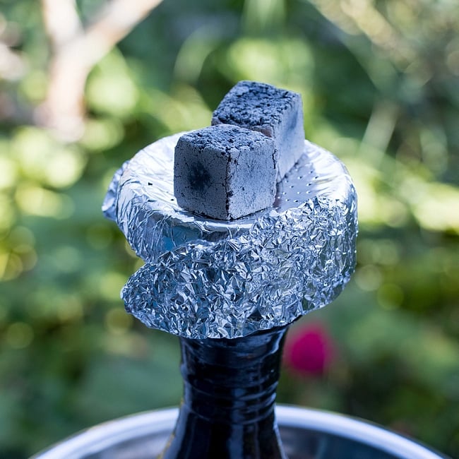 シーシャの炭 COCO LITE COAL - 18個入り 樹脂香にもオススメ 7 - アルミ箔の上に載せて使用します。