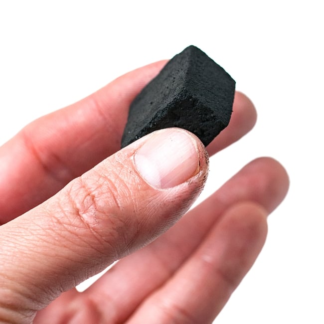 シーシャの炭 COCONUT COAL - 30個入り　樹脂香・レジン香にもオススメ 4 - 手に取るとこれくらいの大きさの炭です