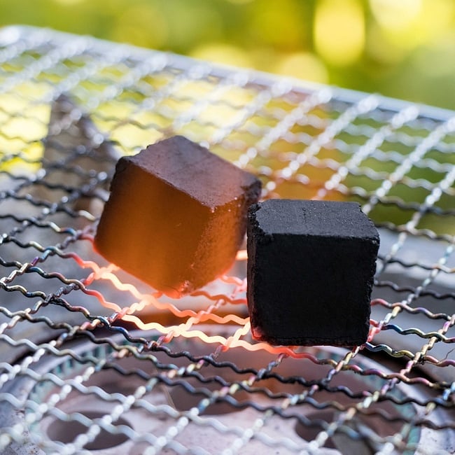 シーシャの炭 COCONUT COAL - 30個入り　樹脂香・レジン香にもオススメ 5 - 類似商品の使用例です。カセットコンロで五分程度で着火します。