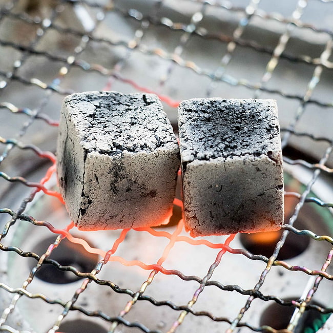 ココナッツ製のシーシャ炭 大容量1kg（72個入り） - ALAKBAR COCONUT COAL　樹脂香にもオススメ 5 - このような状態になれば使用可です。