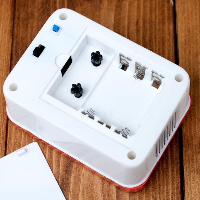 マントラ目覚まし時計 - ハヌマーン Jai・Hanuman 7 - 電池3本で動きます。また、電池は付属いたしません。動かなかったり音が出なかったりする場合は、電池の入れ具合で動いたりしますので、電池の位置を微調節をしてみてください。