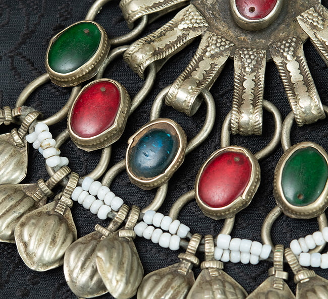 【一点物】クチ族のアンティーク ペンダント - トライバルジュエリー 3 - アップにしてみました