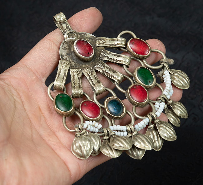 【一点物】クチ族のアンティーク ペンダント - トライバルジュエリー 7 - サイズ比較のために手に持ってみました