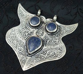 【各色あり】 一点もの クチ族のペンダントトップ - トライバルジュエリー