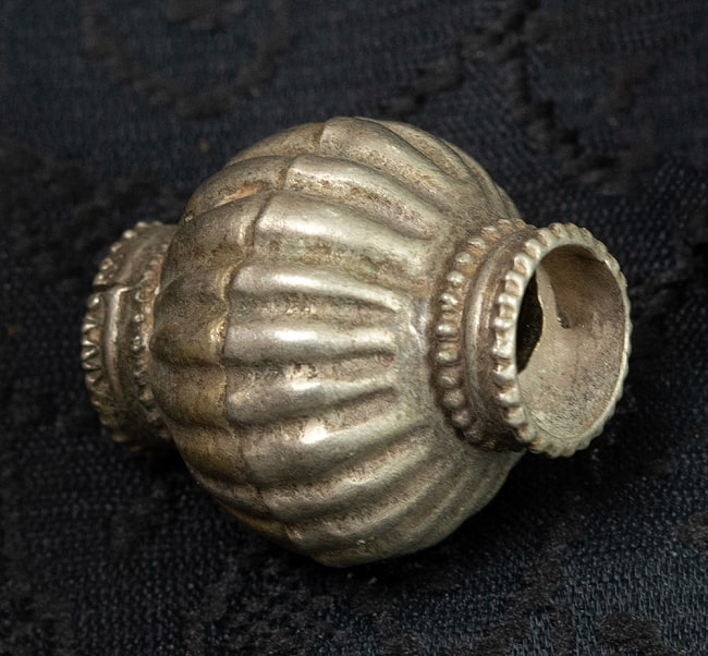 クチ族のビンテージ ビーズ - トライバルジュエリー 2 - アップにしてみました