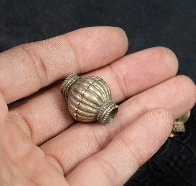 クチ族のビンテージ ビーズ - トライバルジュエリー 5 - サイズ比較のために手に持ってみました