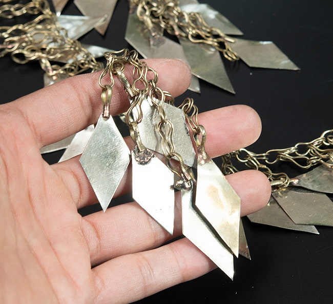 トルクメン チェーン - クチ族トライバルジュエリー 5 - サイズ比較のために手に持ってみました