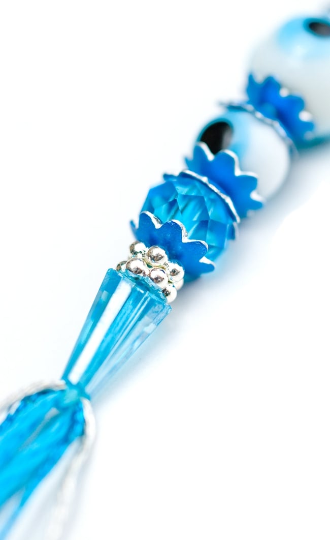 ナザール・ボンジュウのシンプル紐ブレス 3 - 装飾部分を違う角度からアップしてみました