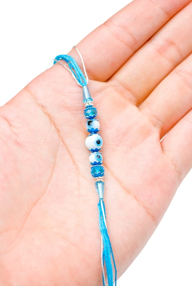 ナザール・ボンジュウのシンプル紐ブレス 5 - サイズが分かるように手で持ってみました