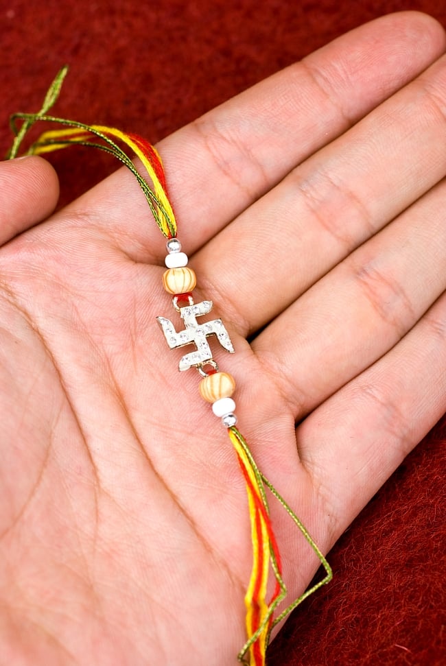 ラーキー  インドからきた卍型（スワスティカ）のブレスレット 5 - サイズが分かるように手で持ってみました