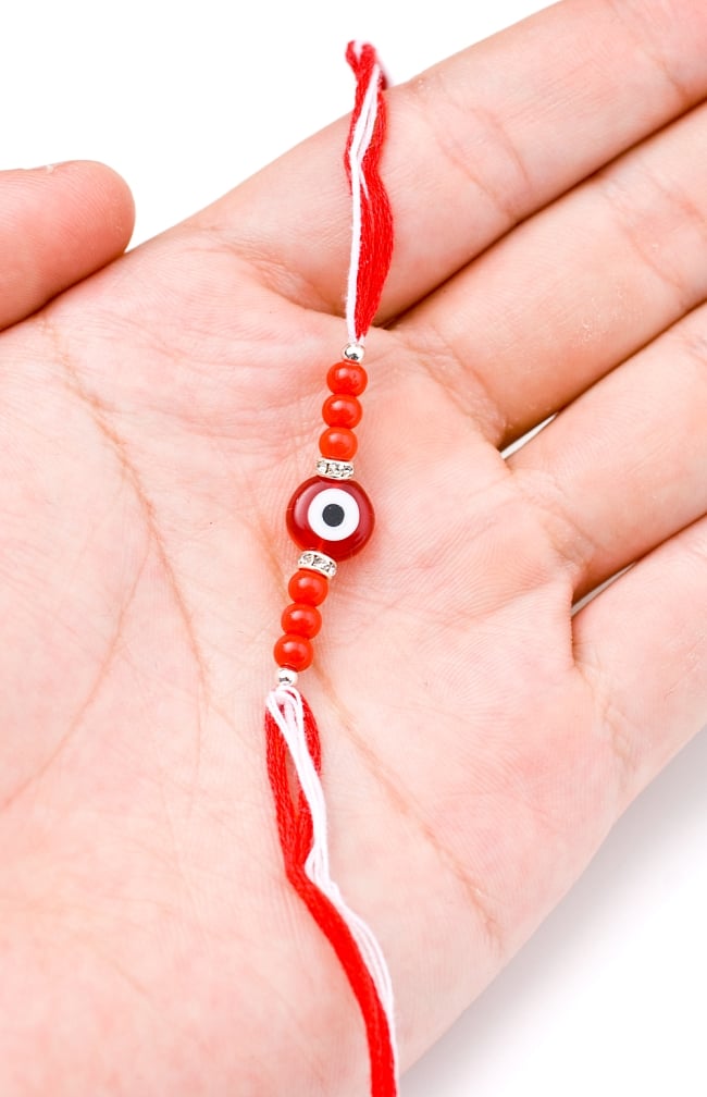 ナザール・ボンジュウのシンプル紐ブレス 5 - サイズが分かるように手で持ってみました