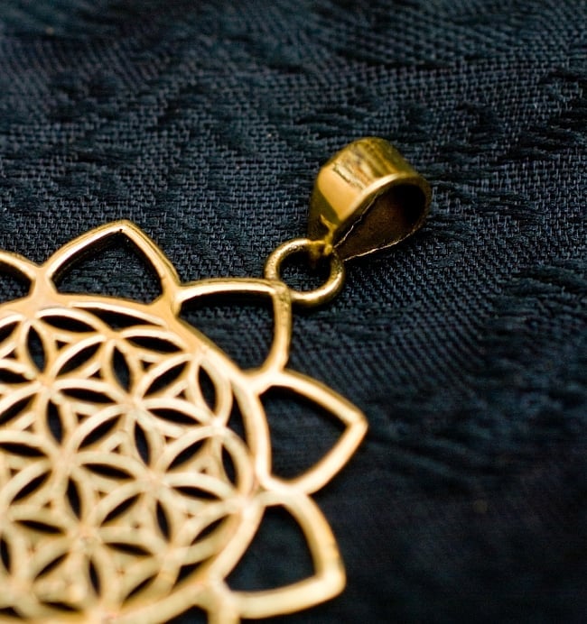 Flower of Lifeの花ふちどりゴールドペンダントトップ　【チェーン付き】　 -直径約4.5cm 4 - 紐を通す部分はこのようになっています