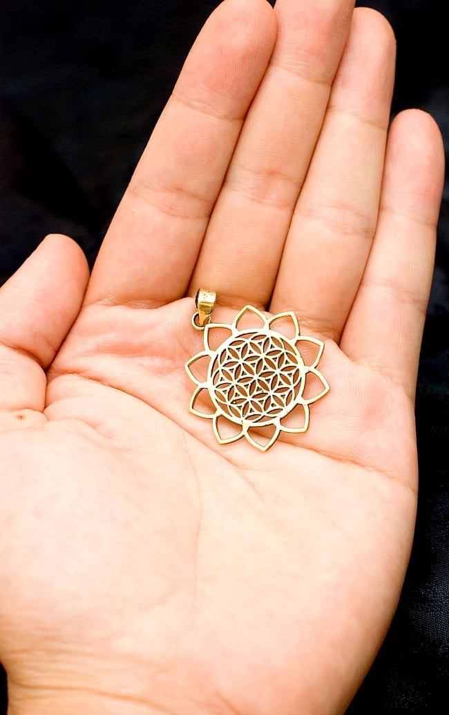 Flower of Lifeの花ふちどりゴールドペンダントトップ　【チェーン付き】　 -直径約4.5cm 5 - 手に持ってサイズがわかりやすいようにしてみました