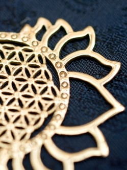 Flower of Life　蓮ふちどりのゴールドペンダントトップ -約5cmx4.5cm - サブ3