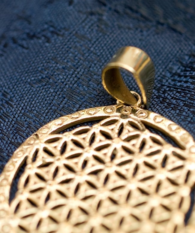 Flower of Life　蓮ふちどりのゴールドペンダントトップ -約5cmx4.5cm 4 - 紐を通す部分はこのようになっています
