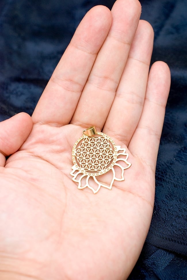 Flower of Life　蓮ふちどりのゴールドペンダントトップ -約5cmx4.5cm 5 - 手に持ってサイズがわかりやすいようにしてみました
