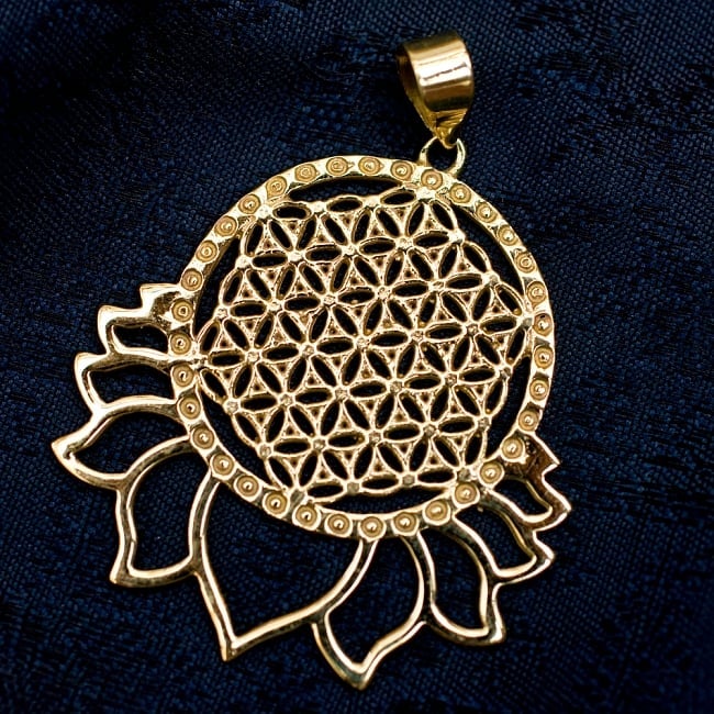 Flower of Life　蓮ふちどりのゴールドペンダントトップ -約5cmx4.5cmの写真アクセサリ,ペンダントトップ,ペンダント,ゴールド,Flower of life,フラワーオブライフ,神聖幾何学模様