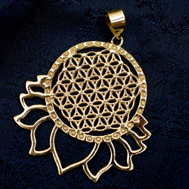 Flower of Life　蓮ふちどりのゴールドペンダントトップ -約5cmx4.5cmの写真1枚目です。全体写真です
アクセサリ,ペンダントトップ,ペンダント,ゴールド,Flower of life,フラワーオブライフ,神聖幾何学模様