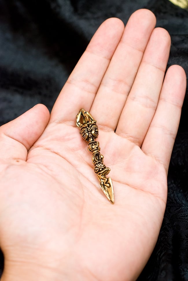 ヴァジュラのゴールドペンダントトップ -直径約6cm 5 - 手に持ってサイズがわかりやすいようにしてみました