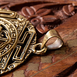 ストーン付き　マンダラのゴールドペンダントトップ(各色アソート)　 -直径約5cm - サブ3