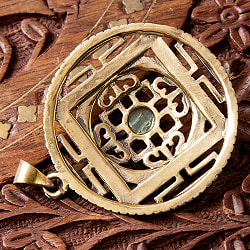 ストーン付き　マンダラのゴールドペンダントトップ(各色アソート)　 -直径約5cm - サブ5