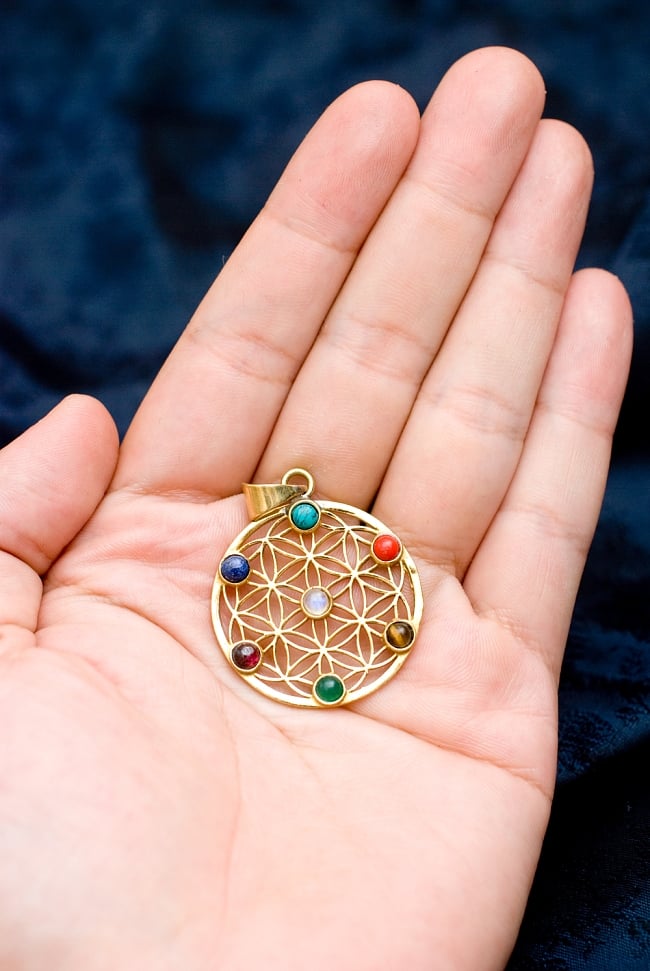 Flower Of life の天然石ゴールドペンダントトップ -直径約3.5cm 5 - 手に持ってサイズがわかりやすいようにしてみました