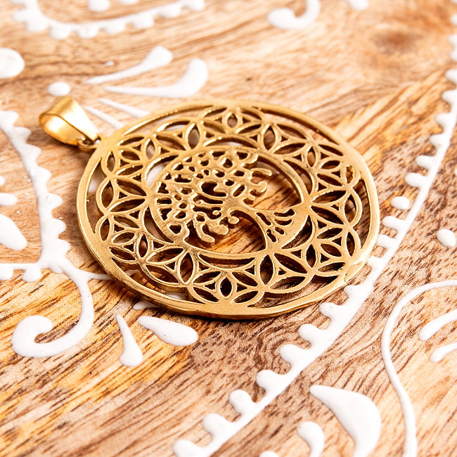 Flower of LifeとTree of Life のゴールドペンダントトップ 2 - 角度を変えてみてみました。