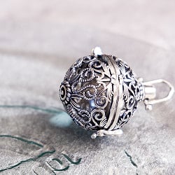 エスニック文様のガムランボール ペンダントトップ - シルバー唐草 - サブ2