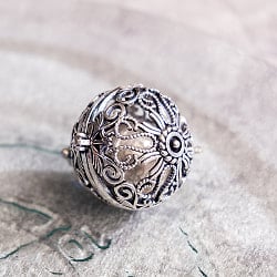 エスニック文様のガムランボール ペンダントトップ - シルバー唐草 - サブ3