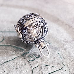 エスニック文様のガムランボール ペンダントトップ - シルバー唐草 - サブ4